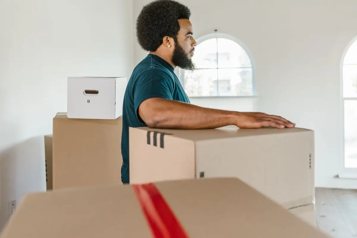 Cartons de déménagement dans une maison lumineuse des Yvelines