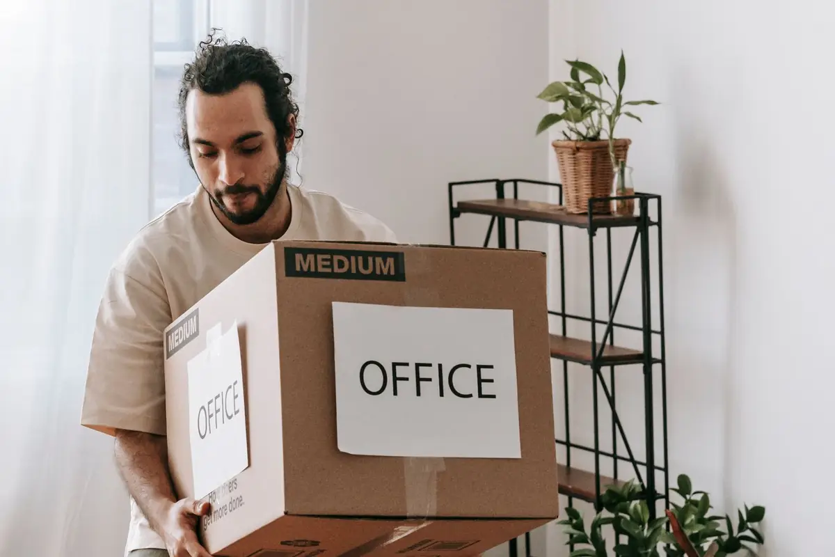 Carton de bureau étiqueté pour un déménagement d'entreprise
