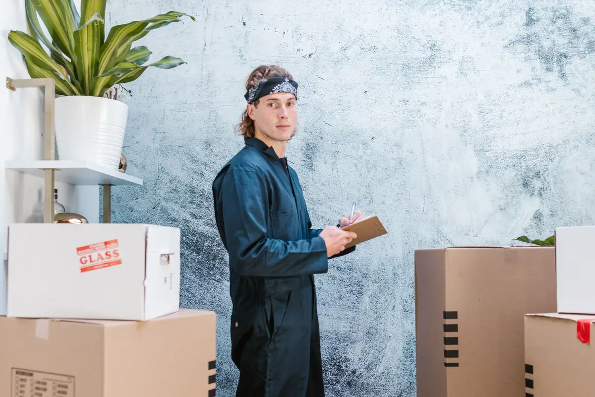 Déménageur faisant l'inventaire des cartons avant un déménagement dans les Hauts-de-Seine