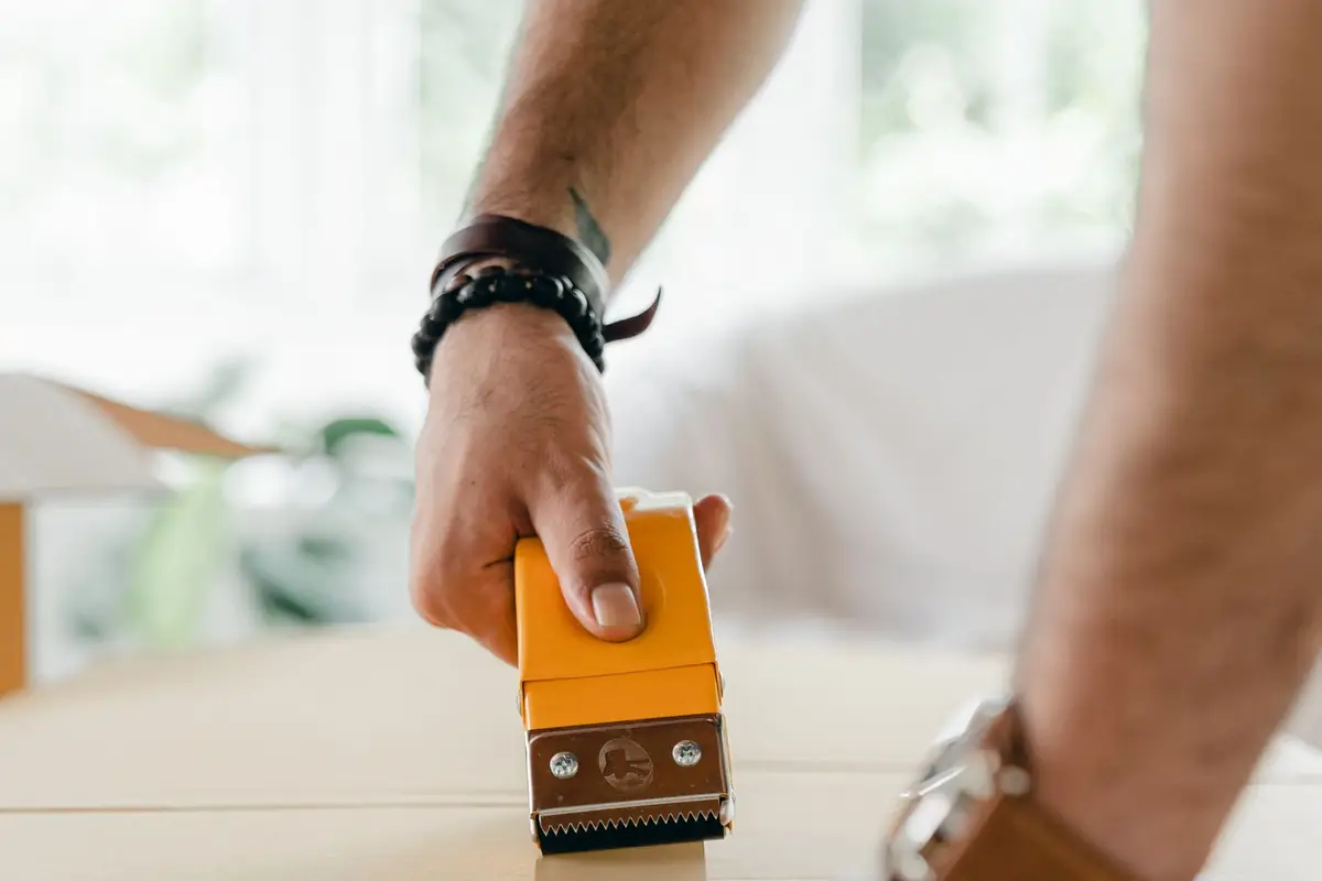 Préparation des cartons de déménagement