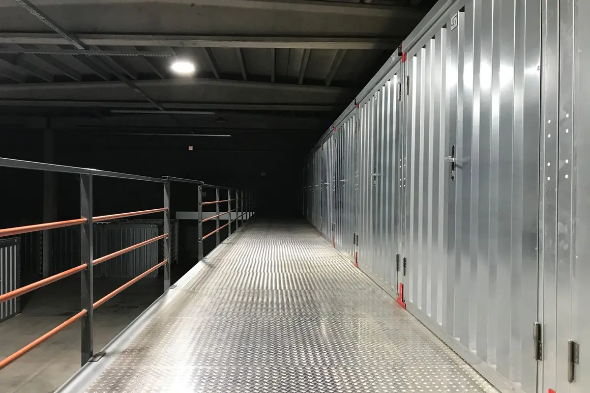 Allée d'un garde-meuble avec box de stockage fermés
