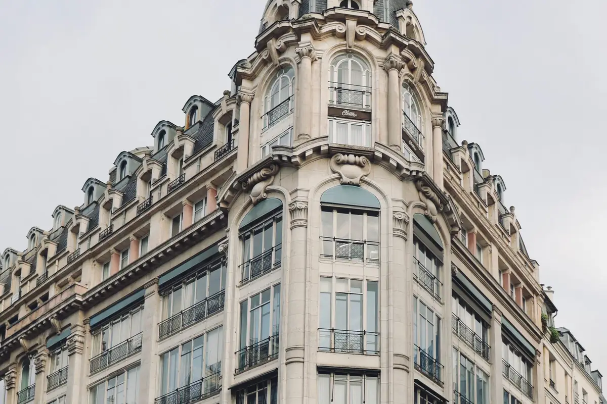 Immeuble haussmannien à Paris, typique des déménagements parisiens avec étages et accès étroits