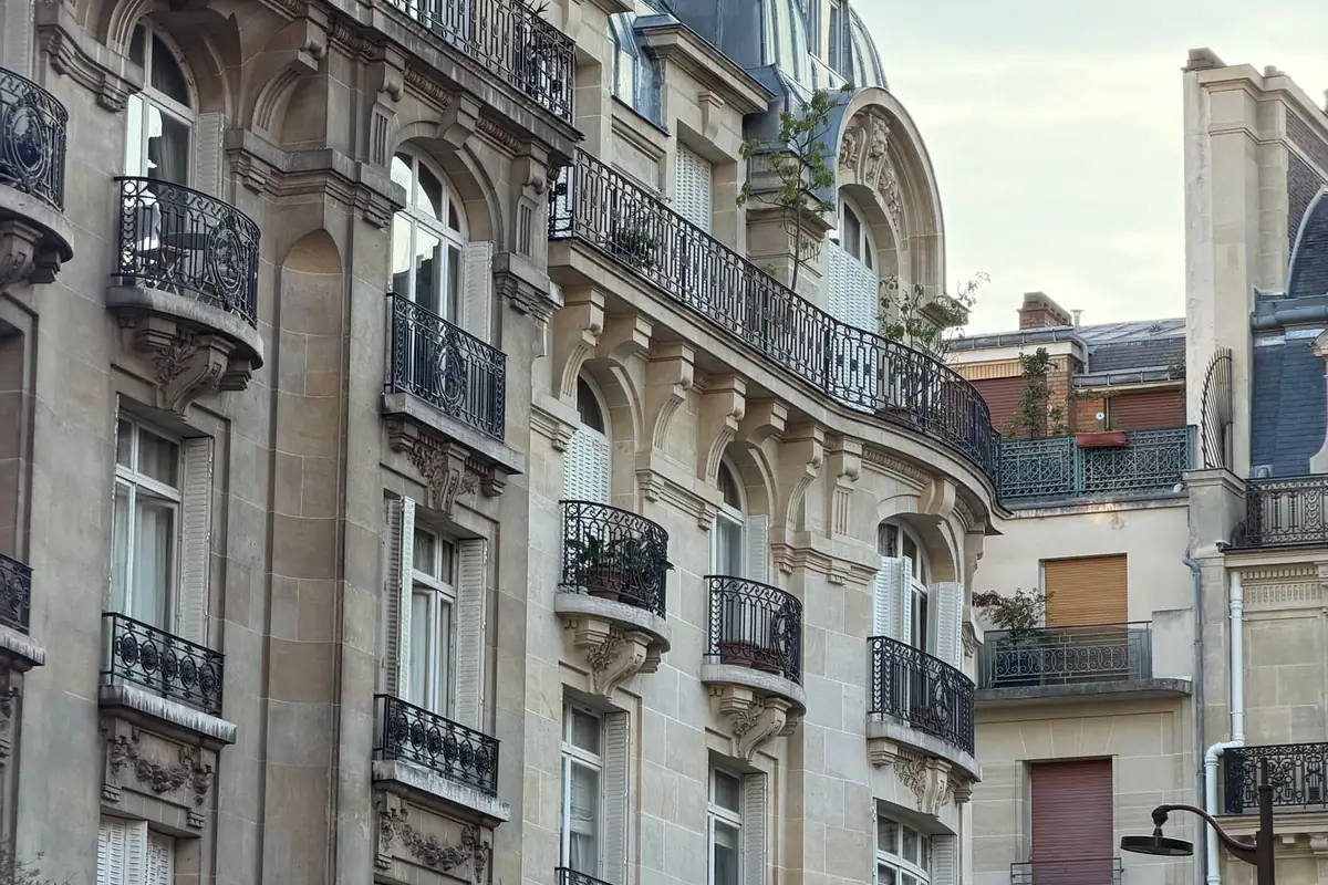 Rue parisienne bordée d'immeubles où stationner un camion de déménagement
