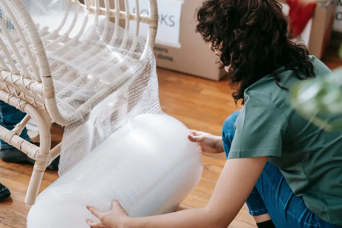 Meuble protégé au papier bulle avant un déménagement vers l'Europe